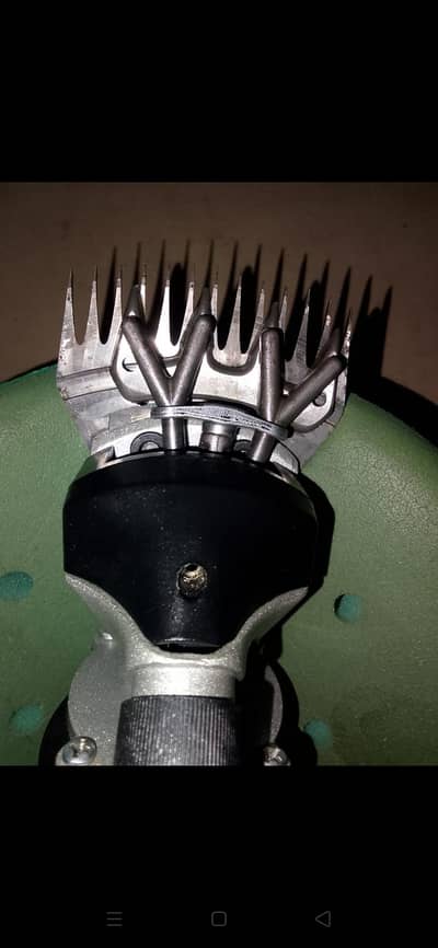 Animal hair cutting machine