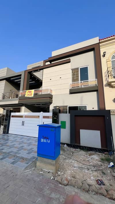 BRAND NEW HOUSE 5 MARLA AVAILABLE FOR SALE NEAR JAMIA MASJID AND FAMILY PARK