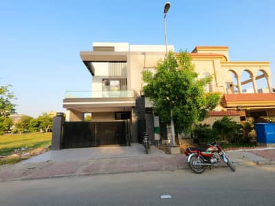 BEAUTIFUL LOCATION BRAND NEW HOUSE 8 MARLA AVAILABLE FOR SALE IN BAHRIA ORCHARD