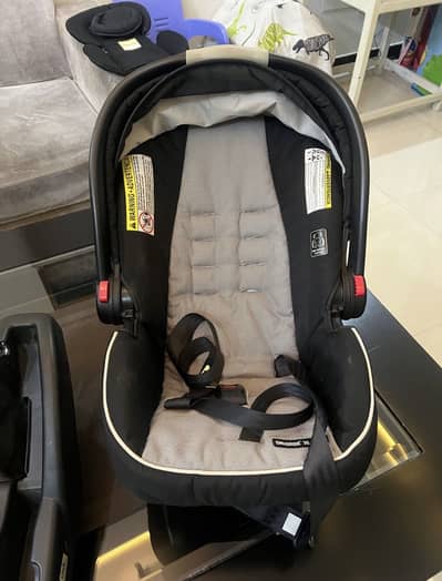 Graco SnugRide 35 infant Car Seat with Base