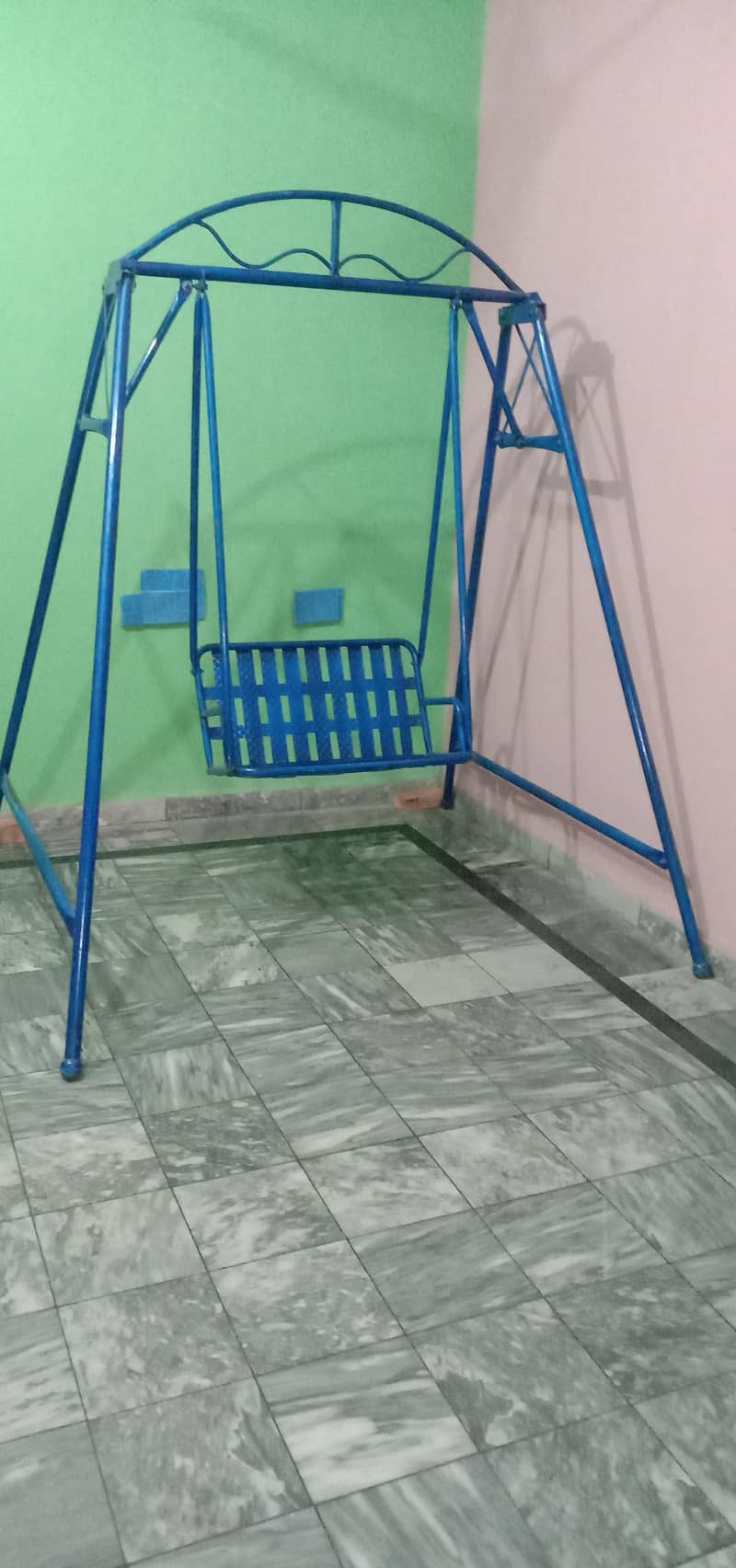 لوہے کا مضبوط آؤٹ ڈور سوئنگ بہت اچھی حالت میں 0