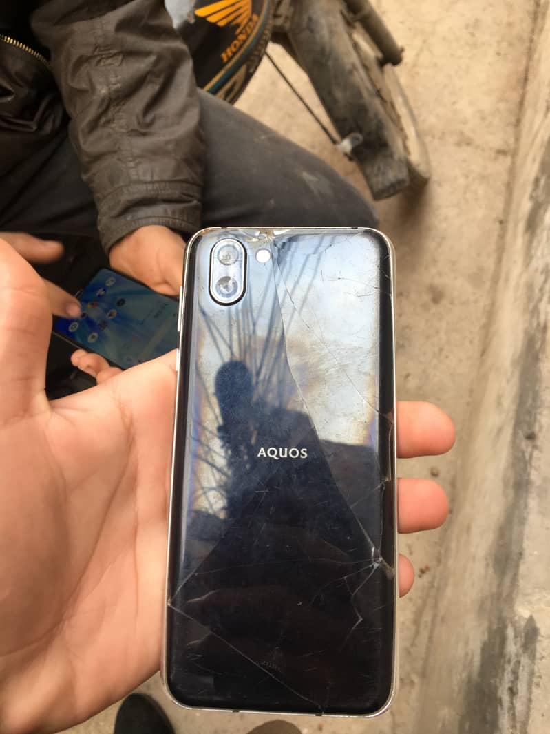 Sharp Aquos R2 0