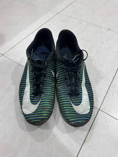 football shoes . Nike 100% original