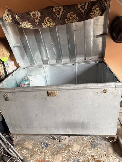 3x5 Excellent condition Trunk/Peti with stand