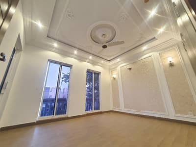 ORIGNAL PICTURES 7.5 MARLA IDEAL LOCATION