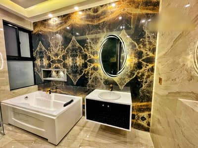 ORIGNAL PICTURES HOUSE AT IDEAL LOCATION