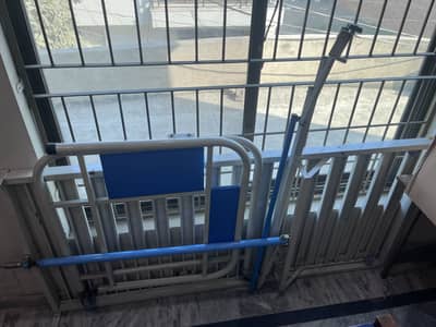 Patient bed with side railing on one side