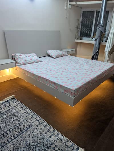 Floating bed set with metal frame