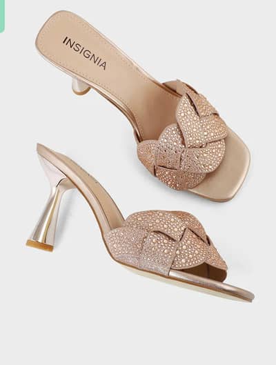 Insignia heel shoes with comfort and style