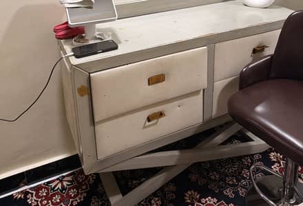 Dresser in medium condition