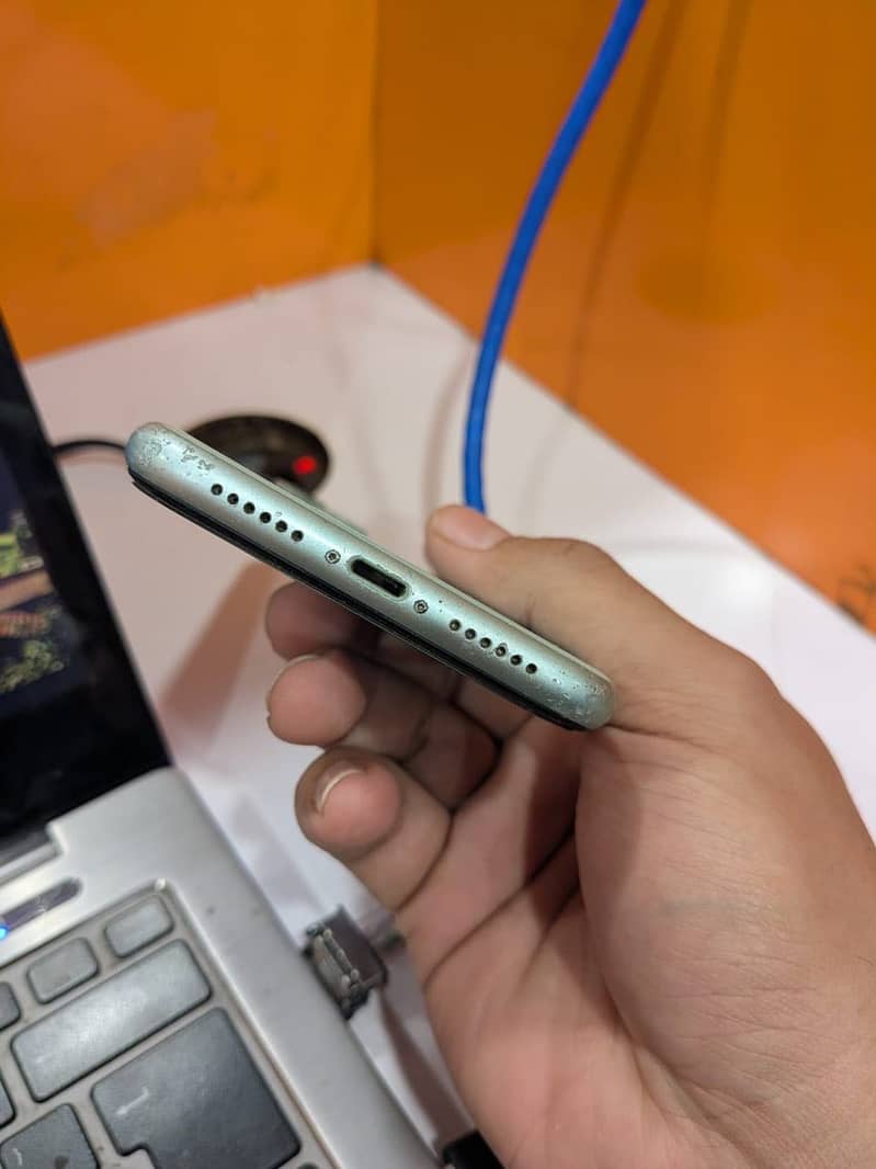 Apple iPhone 11 4