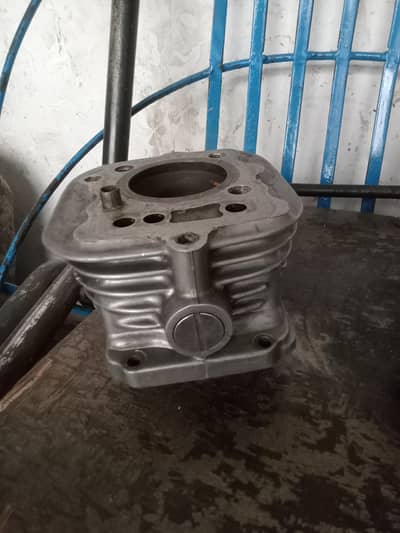 سلنڈر ہیڈ اوکے ہے پسٹن بھی ہے اس میں جینیم 03277292053