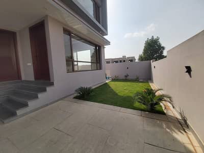 500sq Yard Luxury Villa FOR SALE. 2km From Entrance Of BTK. 6 Bed DDL 2 Kitchens