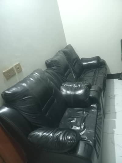 4 seater black sofa  10_8 condition  acha form hn