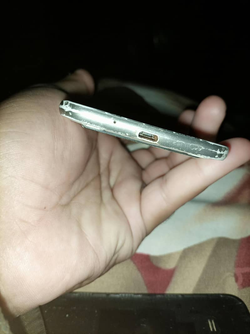 Samsung J3 8GB memory. 4