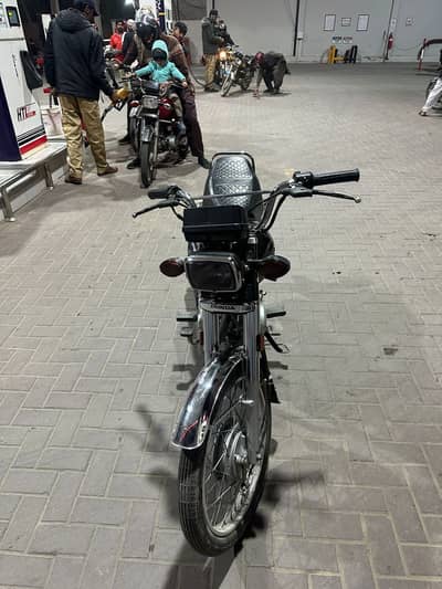 125 in vlack colour like a brand new condition just buy and drive