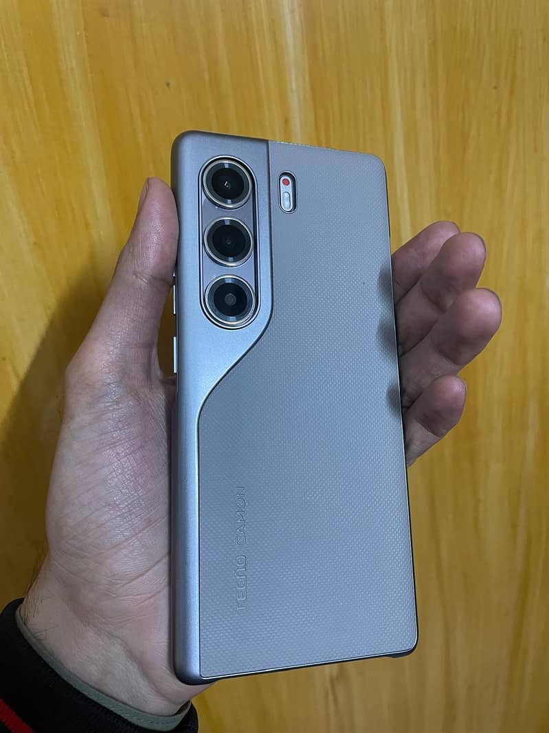 TECHNO CAMON 40 PRO 1