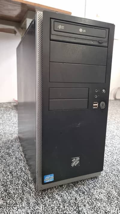 Core i7 4th generation, 1TB hard disk, 12gb ram, 64gb ssd.