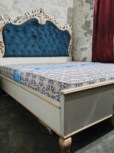 King Size *EXPORT QUALITY* Bed in White and Znic