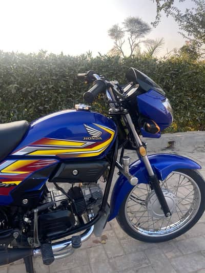 vip bike Govt Teacher used Seal pack engin plz Contact 03089044577