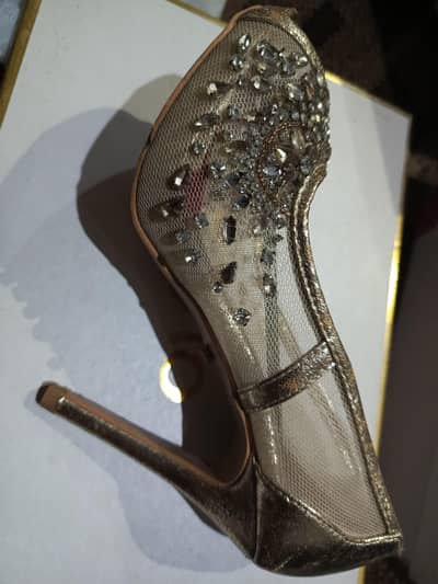 branded heels in just 1300 rs