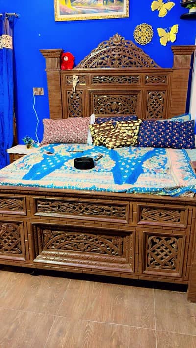 sirf 1 month use kia ha  bed ko new condition ha