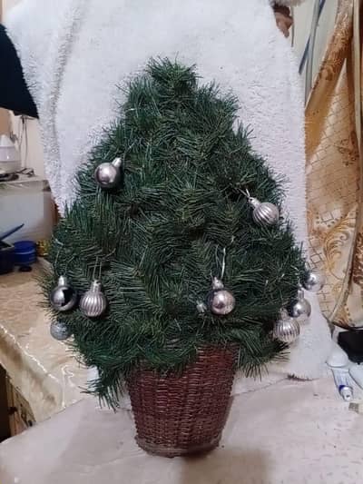 2 Santa clause hain or 1 tree Hai or lights bhi hain