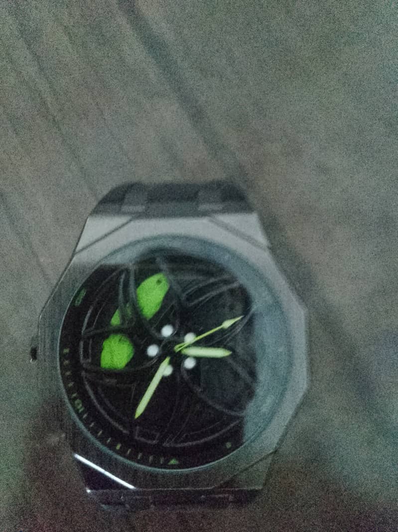 A car wheel watch 0