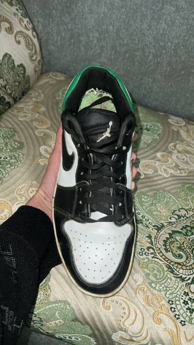 Jordan 1 low in white black green colour