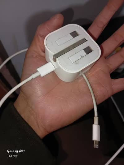 iphone ka charger he 20 watt ka h good condition
