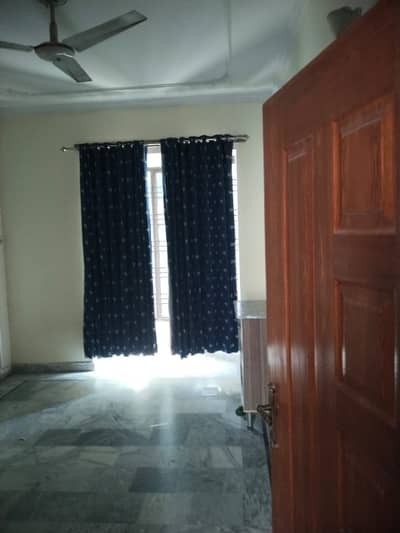 IQBAL TOWN : 10 MARLA FULL HOUSE FOR RENT