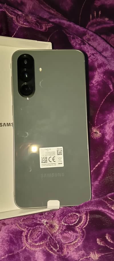 sirf box open Kiya ha abi active nhe Kiya 10 by10 new 8gbram 256gb roo