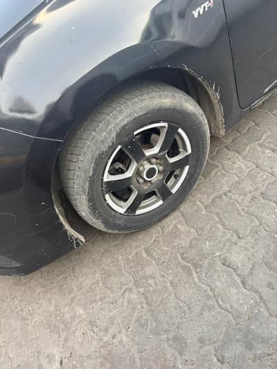 Tyre 15 6 shade rim  black colour ka paper laga hai