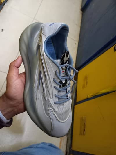 size 9 Frish condition Made chena