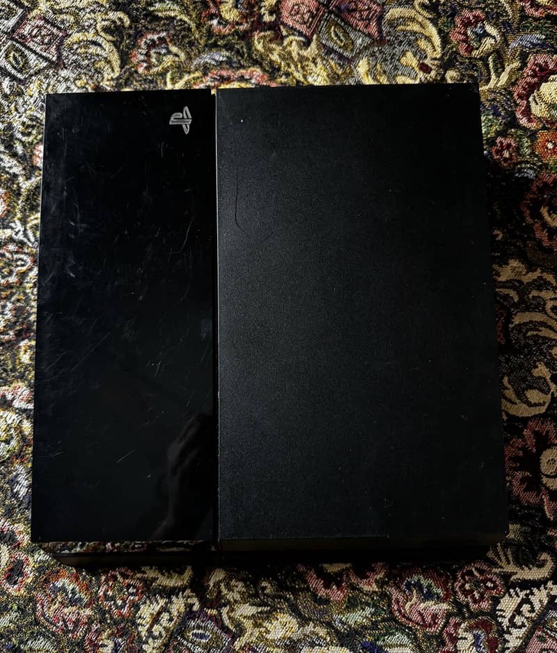 Playstation 4 Disk with a controller 2