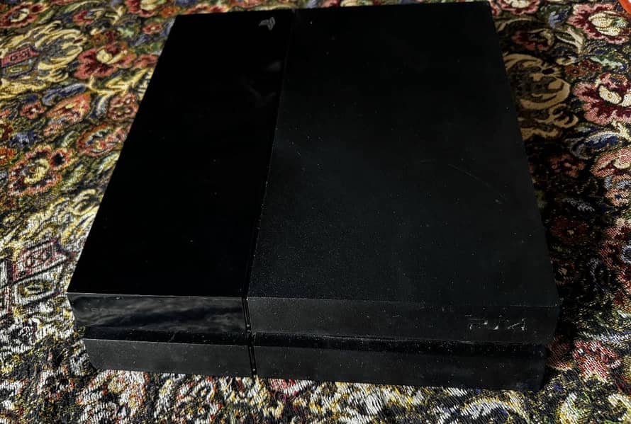 Playstation 4 Disk with a controller 3