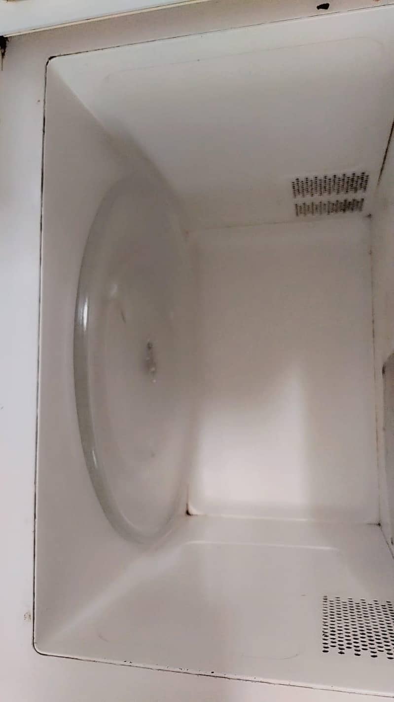 good condition microwave 2