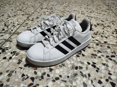 Addidas Original White Sneakers in Fresh Condition