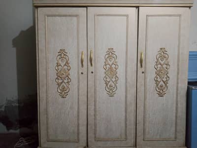Excellent Condition Wooden Wardrobe – 1 Saal Use | Like New