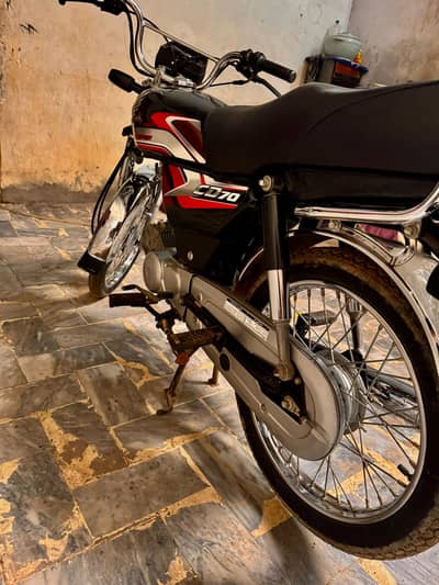 urgent  sale Honda 70 black colour 4 month used