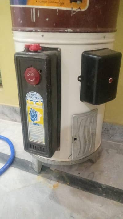 full size . new jesay ha . sale nhe krna tha . space km ha. Jahan fitt