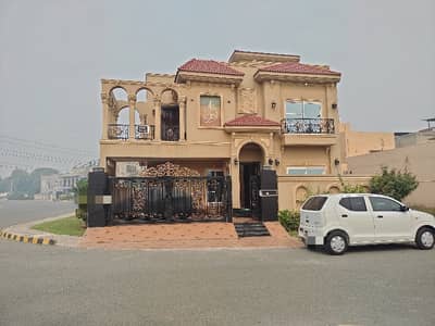 Headline: 11 Marla Luxury Corner House for Sale Facing Park & 80ft Road Tariq Garden Description: Tariq Garden (Valencia Town ke qareeb) ki sab se behtareen location par 11 Marla ka shandaar Corner House for sale. Yeh ghar khas tor par un logon ke liye banaya gaya hai jo luxury aur pur-sukoon mahool pasand karte hain.  Key Features: