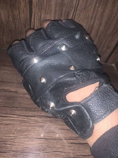 Gloves With spikes