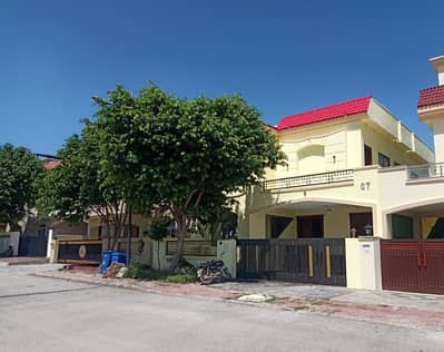 Boulevard Beautiful 10 Marla House for Sale 3 Storey