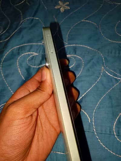 phone  realme in green colour