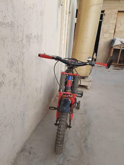 bicycle with 2 supporting wheel