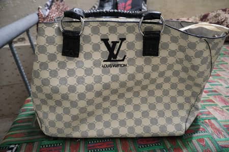 Louis vuitton Girl and Whomen Branded Hand Bag