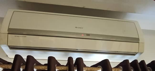 gree 1.5 ton inverter GS 18 heat and cool AC. neat unit