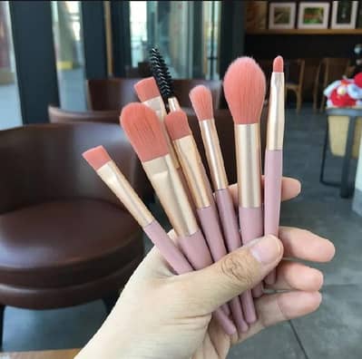 8 PCs makeup brushes set. mini travel soft makeup brush kit foundation