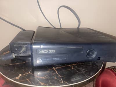 Xbox 360 with 500gb hardex with 2wireless controlers with 80 games